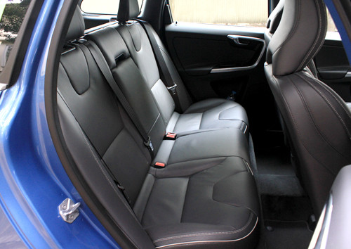 Hàng ghế sau đủ chỗ cho 3 người lớn. volvo xc60 cam xuc khac la cho khach viet