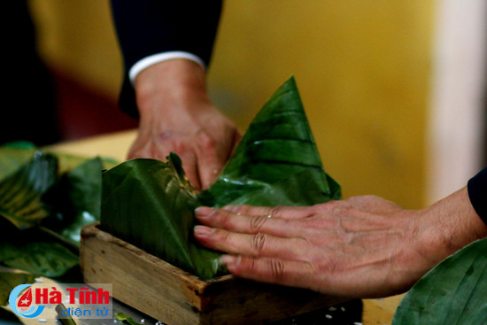 cung linh canh sat bien thi goi banh chung ngay tet