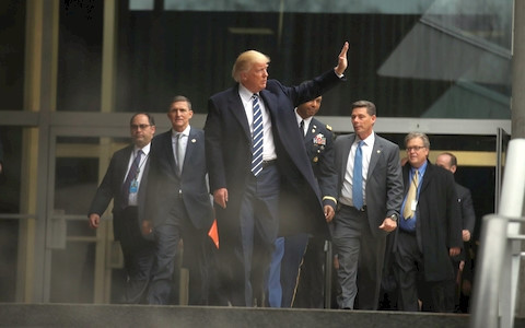 Tổng thống Mỹ Donald Trump tại trụ sở CIA ở Langley Virginia. Ảnh: Reuters tham cia dau tien tong thong my trump muon khep lai thu han