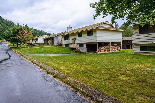 thi tran ma noi den van bat sang hang dem nhung khong co bong nguoi