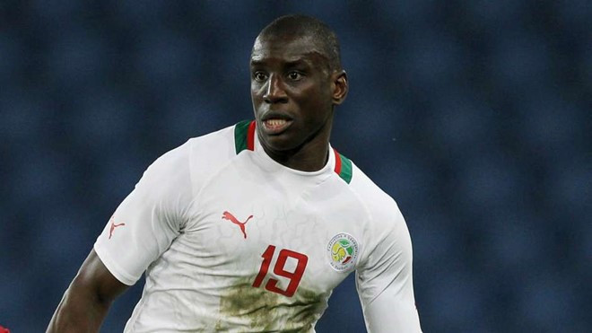 4. Demba Ba: Chân sút từng tung hoành tại giải Ngoại hạng trong màu áo West Ham, Newcastle và Chelsea cũng đang chơi cho Shanghai Shenhua nhưng hiện anh phải nằm viện để điều trị chấn thương kinh hoàng mắc phải ở trận derby Thượng Hải hồi tháng 7/2016. 20 ten tuoi cua bong da the gioi bi trung quoc danh cap