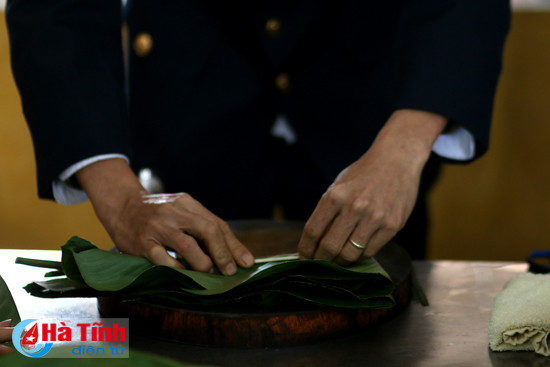 cung linh canh sat bien thi goi banh chung ngay tet