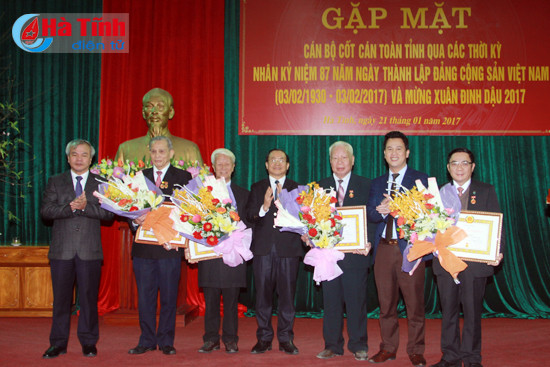 ha tinh co 9 220 dang vien duoc tang huy hieu dang dip 3 2