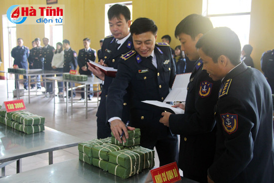 cung linh canh sat bien thi goi banh chung ngay tet