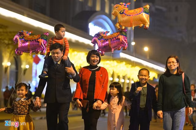 ca nuoc chuan bi don giao thua trong tiet troi kho rao