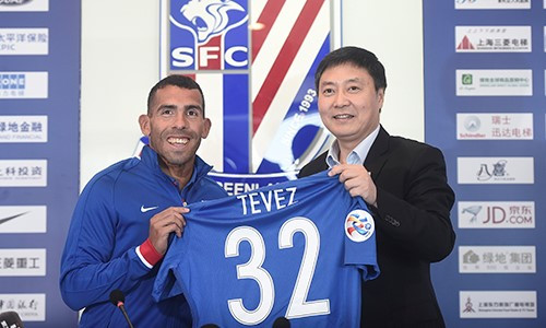 8. Carlos Tevez: "Có những thứ không thể mua bằng tiền nhưng có thể mua bằng rất nhiều tiền", Shanghai Shenhua đã mua được lòng trung thành, tình yêu của Tevez với Boca Junior bằng mức lương 615.000 bảng mỗi tuần. 20 ten tuoi cua bong da the gioi bi trung quoc danh cap