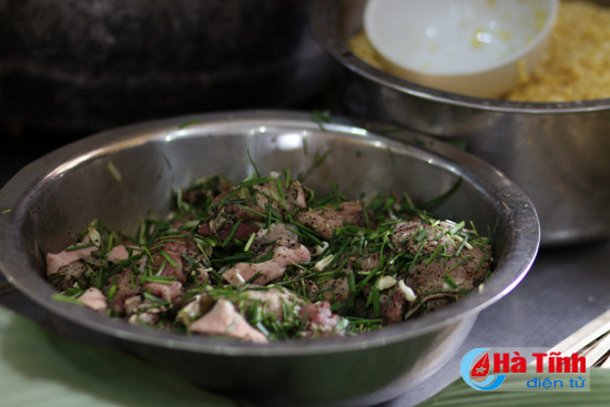 cung linh canh sat bien thi goi banh chung ngay tet