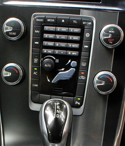 Hệ thống nút bấm cứng sắp xếp khoa học. volvo xc60 cam xuc khac la cho khach viet