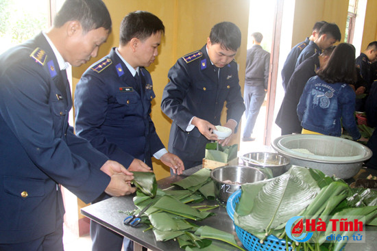 cung linh canh sat bien thi goi banh chung ngay tet