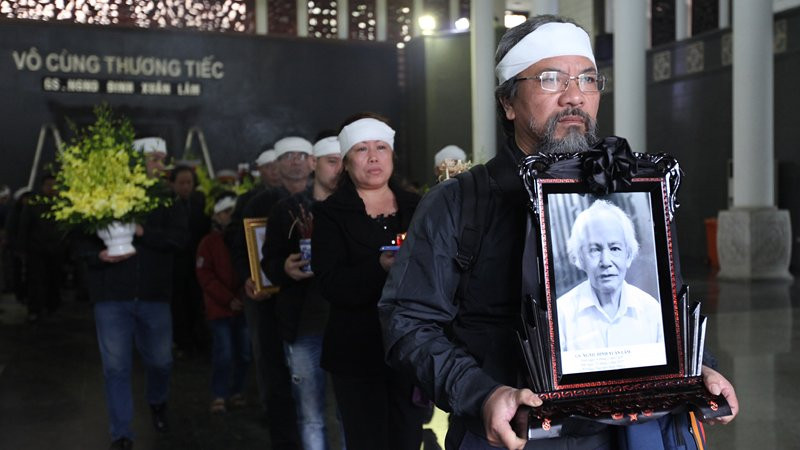 Sáng 30 Tết, rơi nước mắt tiễn đưa GS Đinh Xuân Lâm ảnh 15 sang 30 tet roi nuoc mat tien dua gs dinh xuan lam