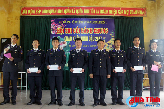 cung linh canh sat bien thi goi banh chung ngay tet