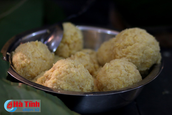 cung linh canh sat bien thi goi banh chung ngay tet