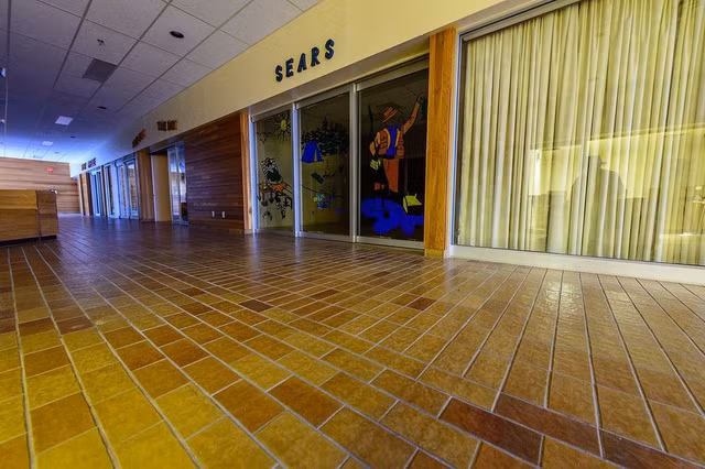 thi tran ma noi den van bat sang hang dem nhung khong co bong nguoi