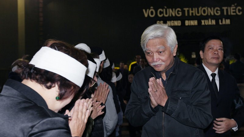 Sáng 30 Tết, rơi nước mắt tiễn đưa GS Đinh Xuân Lâm ảnh 10 sang 30 tet roi nuoc mat tien dua gs dinh xuan lam