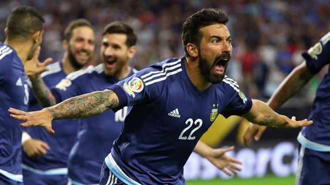 16. Ezequiel Lavezzi: No nê danh hiệu cùng PSG, ngôi sao người Argentina quyết định chuyển sang Trung Quốc trong màu áo Hebei China Fortune để hưởng mức lương cao ngất ngưởng. 20 ten tuoi cua bong da the gioi bi trung quoc danh cap