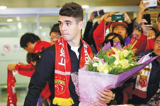 18. Oscar: Mới 25 tuổi, đứng trước cơ hội khoác áo nhà đương kim vô địch Serie A Juventus nhưng Oscar đã từ chối để chuyển sang Trung Quốc khoác áo Shanghai SIPG trong kỳ chuyển nhượng mùa đông năm nay. 20 ten tuoi cua bong da the gioi bi trung quoc danh cap