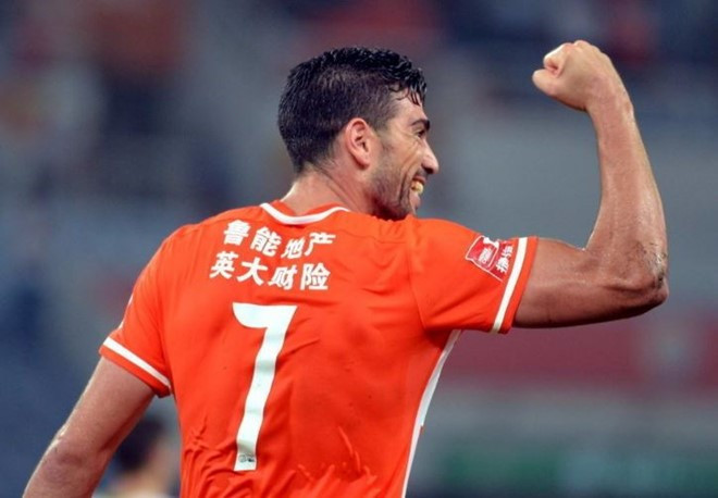20. Graziano Pelle: Sau Euro 2016, Graziano Pelle đã bỏ qua sự quan tâm của Chelsea và Everton để đầu quân cho Shandong Luneng, qua đó hưởng mức lương khổng lồ 13,6 triệu bảng/năm sau thuế,. 20 ten tuoi cua bong da the gioi bi trung quoc danh cap
