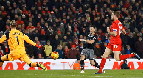 guc nga truoc southampton liverpool dung buoc o cup lien doan