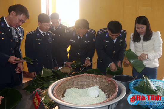 cung linh canh sat bien thi goi banh chung ngay tet