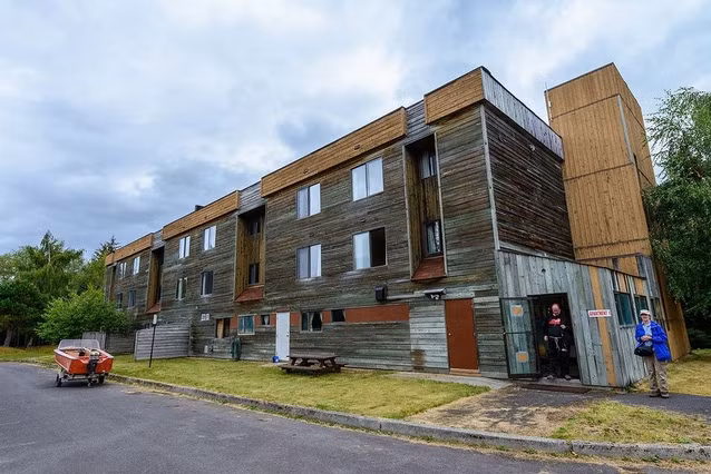 thi tran ma noi den van bat sang hang dem nhung khong co bong nguoi