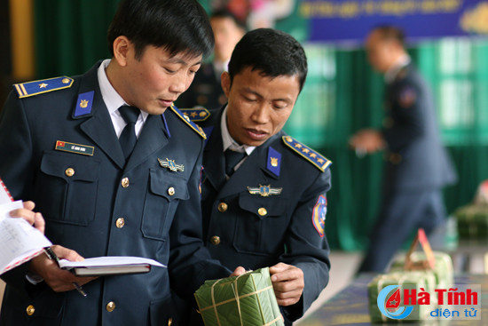 cung linh canh sat bien thi goi banh chung ngay tet