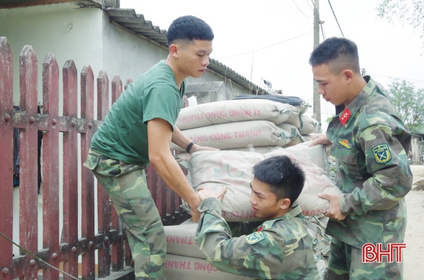 Gần 1.000 cán bộ, chiến sỹ Hà Tĩnh giúp dân xây dựng nông thôn mới