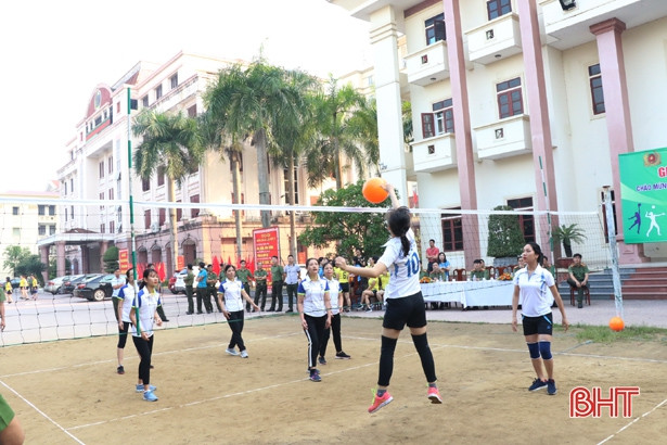 Tranh tài bóng chuyền hơi nữ Công an Hà Tĩnh