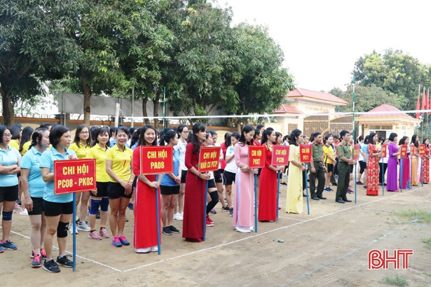 Tranh tài bóng chuyền hơi nữ Công an Hà Tĩnh