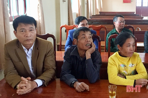 Trao quyết định nhập quốc tịch Việt Nam cho cư dân gốc Lào ở Hà Tĩnh