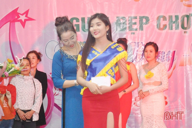 Xem 72 “Người đẹp chợ TP Hà Tĩnh” thi sắc, đua tài