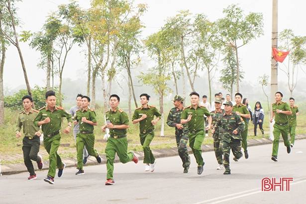 Hơn 700 người tham gia Ngày chạy Olympic tại TX Hồng Lĩnh