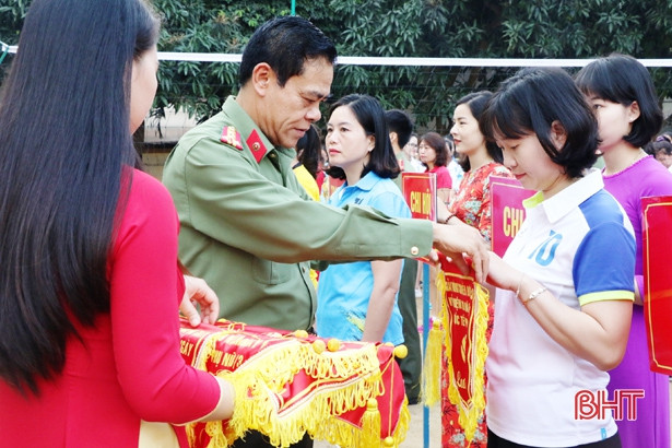 Tranh tài bóng chuyền hơi nữ Công an Hà Tĩnh