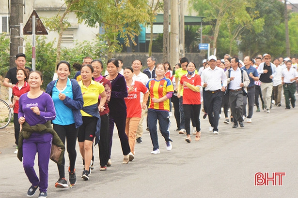 Hơn 700 người tham gia Ngày chạy Olympic tại TX Hồng Lĩnh