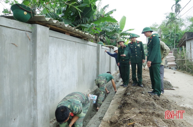 Gần 1.000 cán bộ, chiến sỹ Hà Tĩnh giúp dân xây dựng nông thôn mới