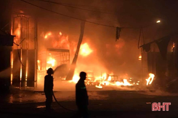 “Bà hỏa” thiêu rụi cơ sở kinh doanh, sửa chữa lốp ô tô ở thị xã Hồng Lĩnh