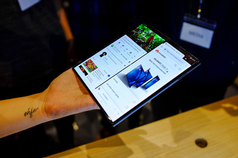 Chi tiết Huawei Mate X màn hình gập vừa về Việt Nam