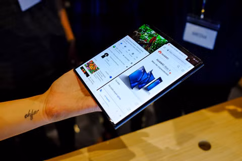Chi tiết Huawei Mate X màn hình gập vừa về Việt Nam