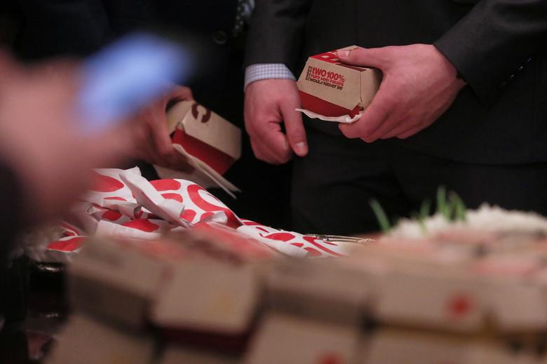 Tổng thống Trump tiếp tục đãi khách bằng đồ ăn nhanh tại Nhà Trắng