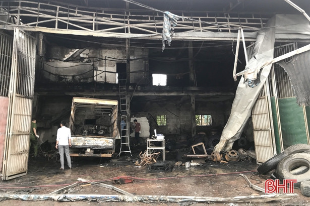 “Bà hỏa” thiêu rụi cơ sở kinh doanh, sửa chữa lốp ô tô ở thị xã Hồng Lĩnh