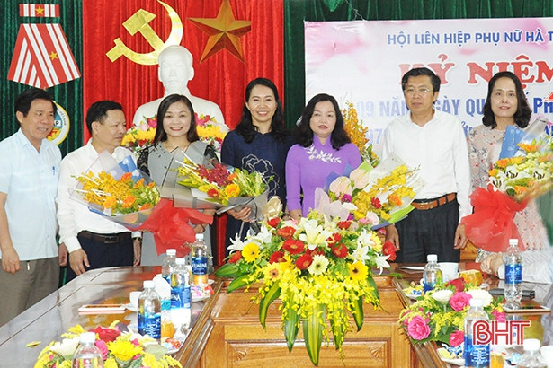Lãnh đạo Hà Tĩnh tặng hoa chúc mừng cán bộ, hội viên phụ nữ
