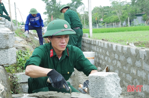 Gần 1.000 cán bộ, chiến sỹ Hà Tĩnh giúp dân xây dựng nông thôn mới