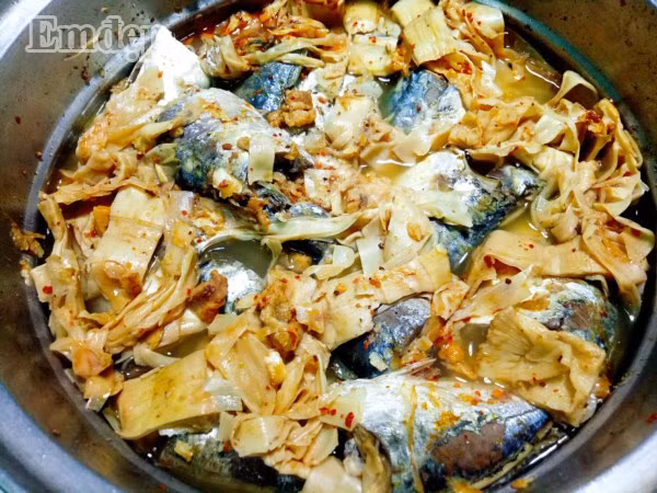 Cá nục kho măng thật ngon, ai cũng gắp không ngừng