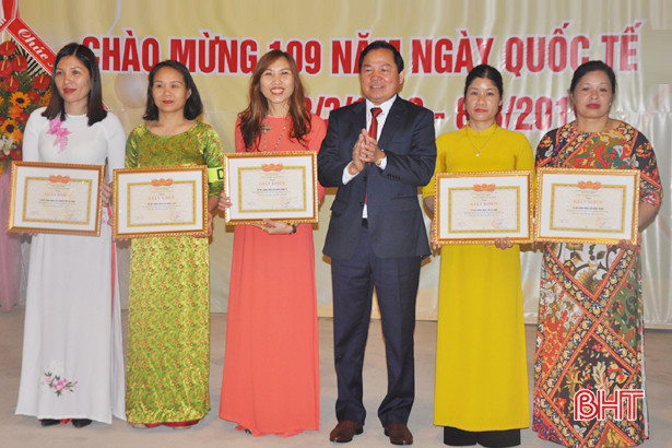 Phụ nữ Điện lực Hà Tĩnh tranh tài bóng chuyền hơi mừng ngày 8/3