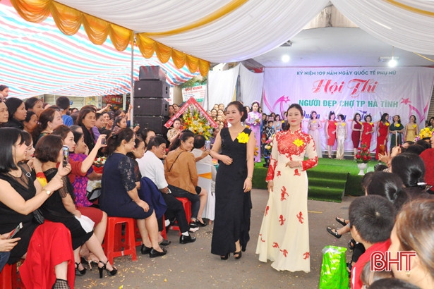 Xem 72 “Người đẹp chợ TP Hà Tĩnh” thi sắc, đua tài