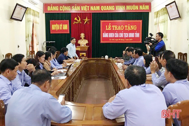 Chủ tịch UBND tỉnh Hà Tĩnh tặng bằng khen cán bộ xã cứu 2 em nhỏ đuối nước