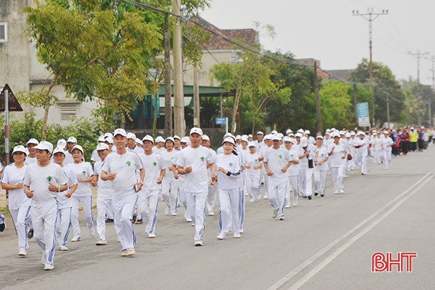 Hơn 700 người tham gia Ngày chạy Olympic tại TX Hồng Lĩnh