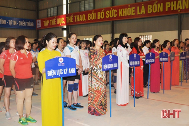 Phụ nữ Điện lực Hà Tĩnh tranh tài bóng chuyền hơi mừng ngày 8/3