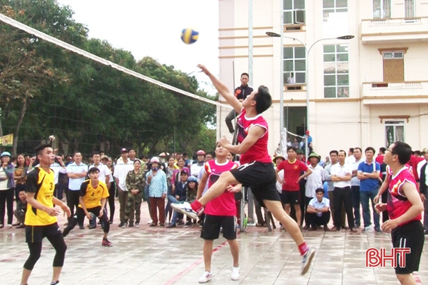 Khởi tranh Giải Bóng chuyền nam huyện Đức Thọ
