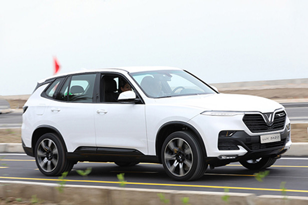 Xe VinFast chạy trên đường thử trong khuôn viên nhà máy. Chiếc ô tô đầu tiên của VinFast lăn bánh tại Việt Nam