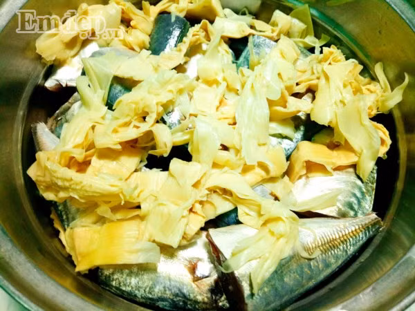 Cá nục kho măng thật ngon, ai cũng gắp không ngừng